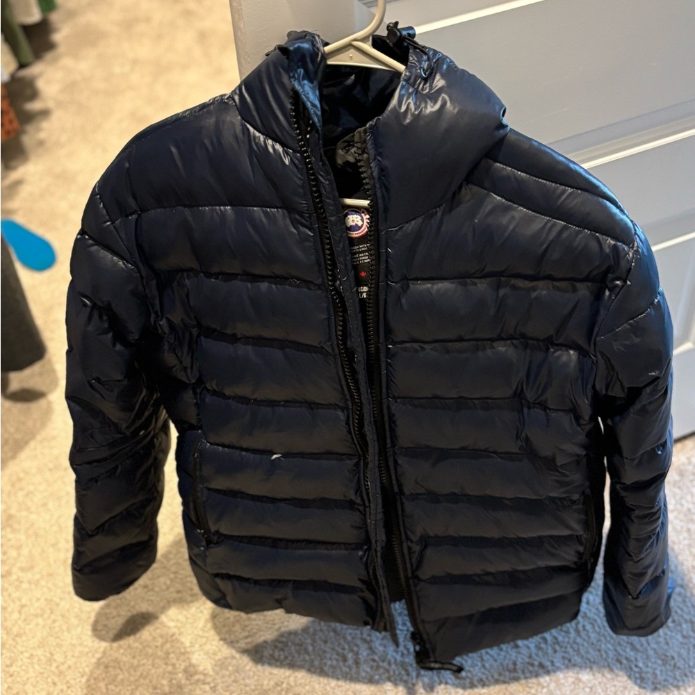 Used CANADA GOOSE MEN'S HYBRIDGE LITE TECH HOODY. A little too tight for me